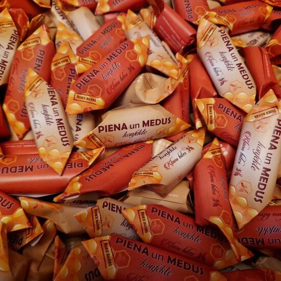 Piena un medus konfekte